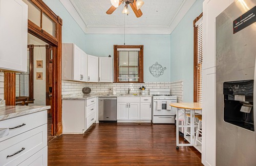 San Jacinto House | Colorful Victorian - walking distance to the beach & Pleasure Pier