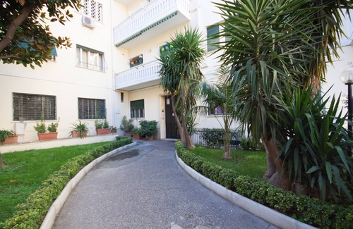 San Giovanni Apartment | Colosseum/S. Giovanni Apartment 4 rooms on the 3rd floor next metro lines A, B, C