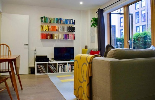 Haggerston Apartment | Colourful 1 Bedroom Flat in Haggerston