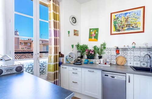 Hyeres City Centre Apartment | Colourful AC one-bedroom apartment in the historic centre - Dodo et Tartine