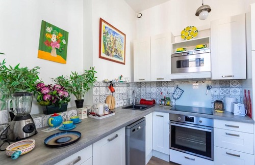 Hyeres City Centre Apartment | Colourful AC one-bedroom apartment in the historic centre - Dodo et Tartine