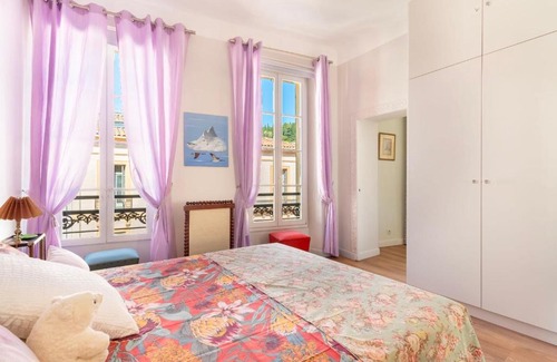 Hyeres City Centre Apartment | Colourful AC one-bedroom apartment in the historic centre - Dodo et Tartine