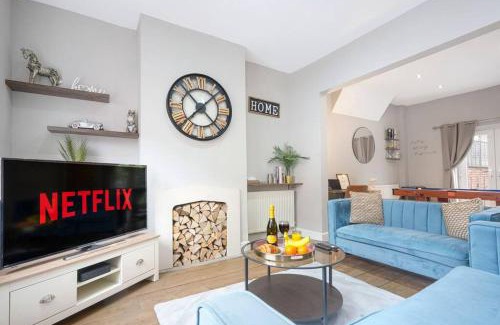Northampton House | Colwyn House - Central Location - Free Parking, Pool Table, Super-Fast Wifi, Self Check-In and Smart TV with Virgin TV and Netflix by Yoko Property