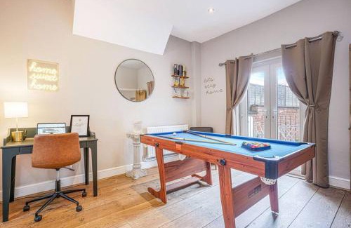 Northampton House | Colwyn House - Central Location - Free Parking, Pool Table, Super-Fast Wifi, Self Check-In and Smart TV with Virgin TV and Netflix by Yoko Property
