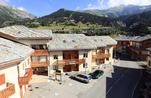 Aussois Apartment | COM312: Wohnung in ruhiger Lage in der Nähe von kostenlosen Shuttles und Schwimmbad