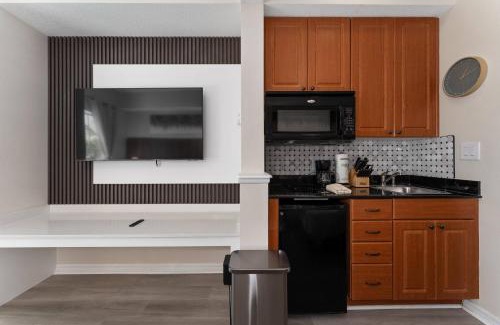 Florida Center Apartment | Combined Studios 2 Kitchens Sleeps 6