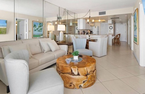 Marco Island Condo | Come and get those Toes in the Sand at this fabalous Beachfront Condo.