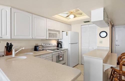 Marco Island Condo | Come and get those Toes in the Sand at this fabalous Beachfront Condo.