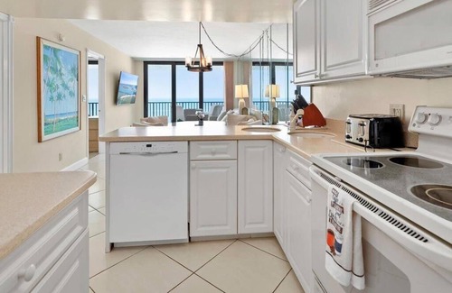 Marco Island Condo | Come and get those Toes in the Sand at this fabalous Beachfront Condo.