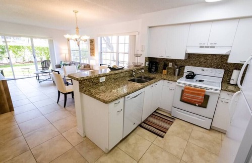 Boca Raton Apartment | Come cozy up in this West Boca Raton apartment