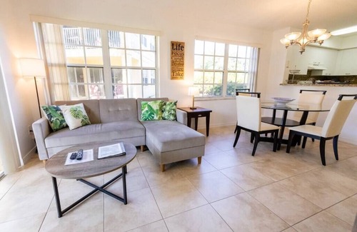 Boca Raton Apartment | Come cozy up in this West Boca Raton apartment