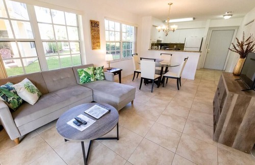 Boca Raton Apartment | Come cozy up in this West Boca Raton apartment