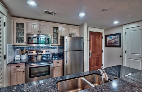 Baytowne Wharf Condo | Come See Baytowne Wharf The Heart of Sandestin! Restaurants,Shops,& Nightlife!