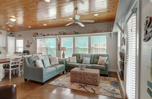 Port Aransas House | Come spend a little "Island Time" in this 3 bed 3 1/2 bath home!