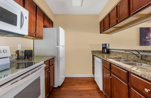 Berkeley Hotel | Comfort and Convenience! Unit with Full Kitchen, Onsite Swimming Pools!