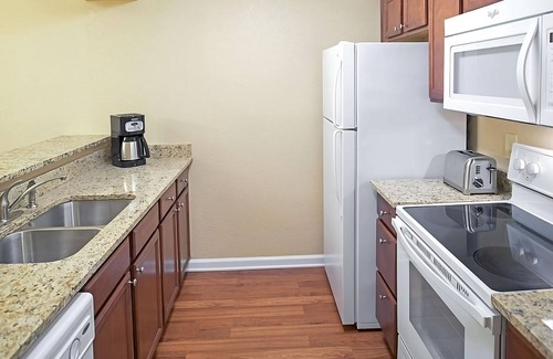 Berkeley Hotel | Comfort and Convenience! Unit with Full Kitchen, Onsite Swimming Pools!