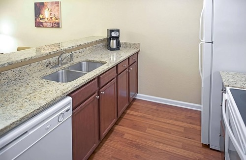 Berkeley Hotel | Comfort and Convenience! Unit with Full Kitchen, Onsite Swimming Pools!