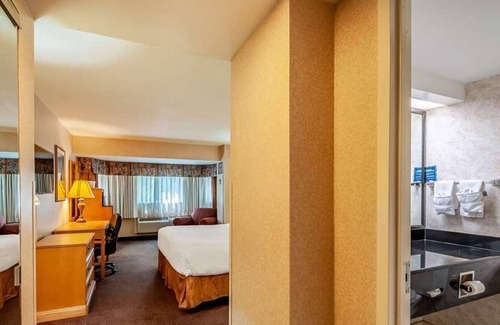 Radnor - Fort Myer Heights Resort | Comfort and Convenience in Red Lion Hotel Rosslyn Iwo Jima! Free Onsite Parking!