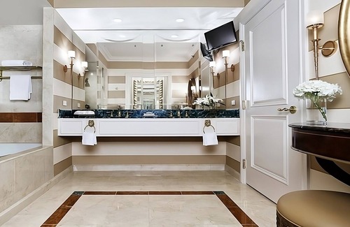 Las Vegas Strip House | Comfort and Convenience! 3 Relaxing Units, Parking Onsite, Outdoor Pool