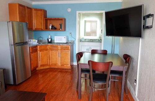June Park House | Comfort and Convenience! 2 Relaxing Units, Free Breakfast & Parking, Onsite Pool