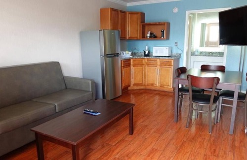 June Park House | Comfort and Convenience! 2 Relaxing Units, Free Breakfast & Parking, Onsite Pool