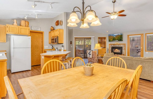 Sunriver House | Comfort cozy cabin w/private hot tub PF, AC, new beds, unbeatable location!