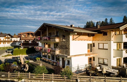 Ellmau House | Comfort double room with shower, WC - Landhotel Föhrenhof
