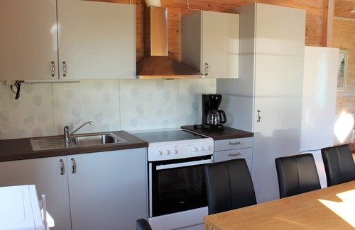 Vackelsang House | Comfort holiday home with lake location, motor boat and pool