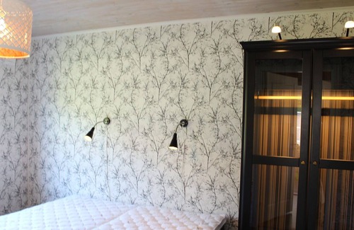 Vackelsang House | Comfort holiday home with lake location, motor boat and pool