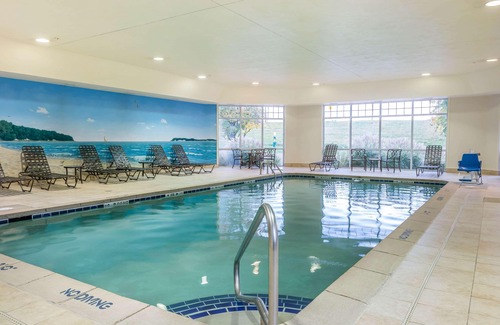 Plainwell Hotel | Comfort Inn Plainwell