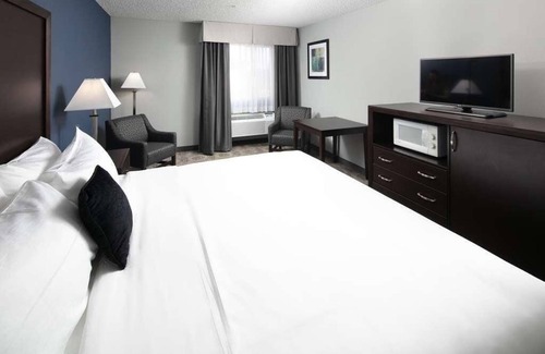 Sequim Resort | Comfort Meets Affordability in Red Lion Inn & Suites Sequim! Free Breakfast!