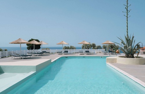 Ormos Koumeikon Apartment | Comfort Meets Convenience – Studio Stay with Shared Pool Delight