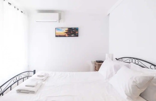 Manly Apartment | Comfortable 2 Bedroom unit in the heart of Manly