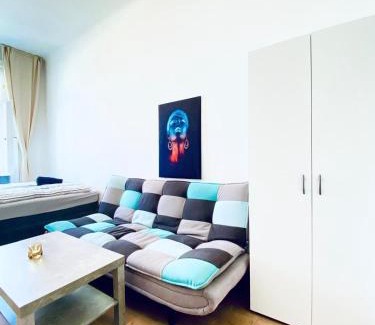 Rudolfsheim-Funfhaus Apartment | Comfortable 5BR Accommodation 7 Min to Westbahnhof