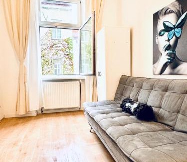 Rudolfsheim-Funfhaus Apartment | Comfortable 5BR Accommodation 7 Min to Westbahnhof
