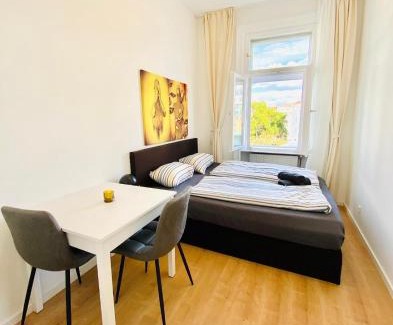 Rudolfsheim-Funfhaus Apartment | Comfortable 5BR Accommodation 7 Min to Westbahnhof