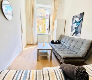Rudolfsheim-Funfhaus Apartment | Comfortable 5BR Accommodation 7 Min to Westbahnhof