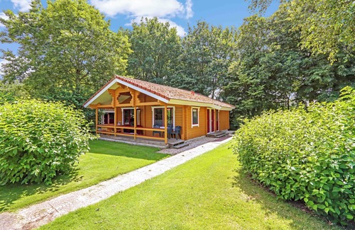 Gramsbergen House | Comfortable 6-person bungalow with dishwasher, washing machine, and covered veranda near Gramsbergen at lively park ’t Hooge Holt.