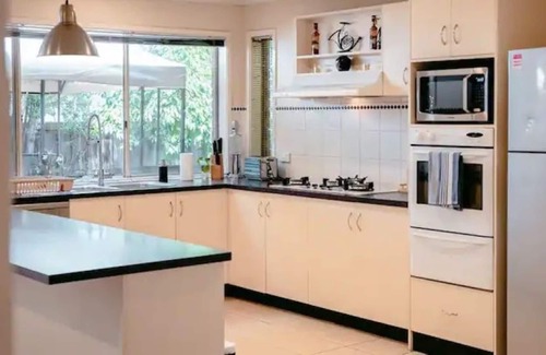 Tarneit House | Comfortable and Cozy Tarneit Large Family Home w/ BBQ
