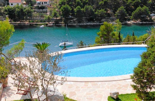 Bobovisca House | Comfortable and spacious house with terrace and sea view Bobovišća na Moru, Brač (K-14405)