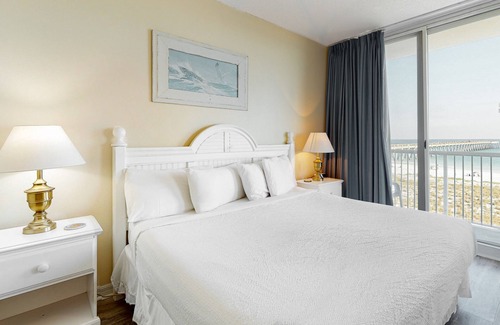 Navarre Beach Condo | Comfortable beachfront condo, beach setup included, quick drive to dining