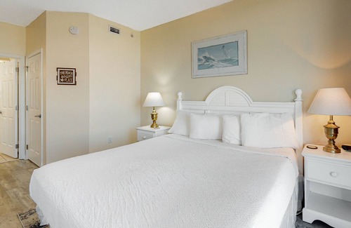 Navarre Beach Condo | Comfortable beachfront condo, beach setup included, quick drive to dining