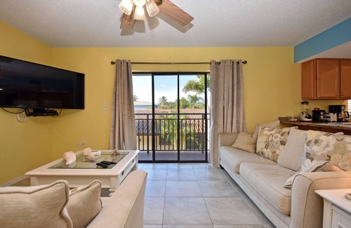 Englewood Condo | Comfortable beachfront home