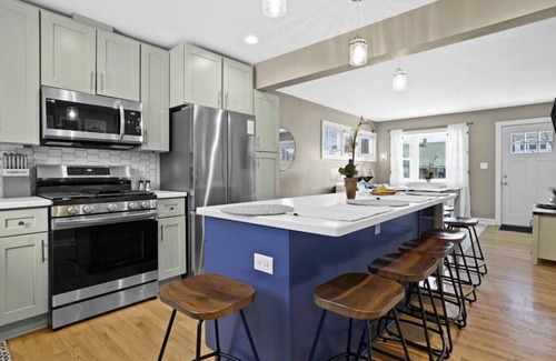 West Allis House | Comfortable & Charming 4BR, near Stadium & Zoo!