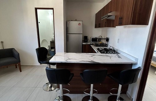 Zona Minerva Apartment | Comfortable Colonia Americana Apartment, on one of the Main Avenues