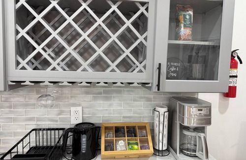 Queens House | Comfortable cozy 3-bedroom house with WiFi, AC, pool table, in Queens NY.