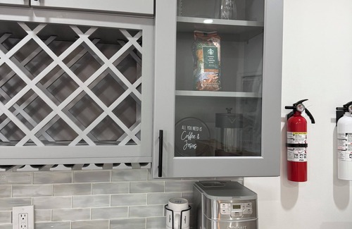 Queens House | Comfortable cozy 3-bedroom house with WiFi, AC, pool table, in Queens NY.