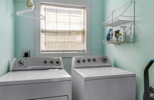 Thunderbolt House | Comfortable dog-friendly escape near town with fast WiFi, central AC & W/D