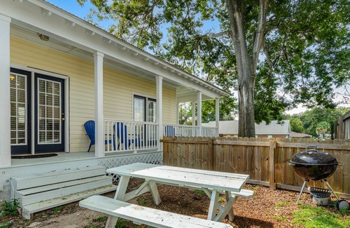 Thunderbolt House | Comfortable dog-friendly escape near town with fast WiFi, central AC & W/D