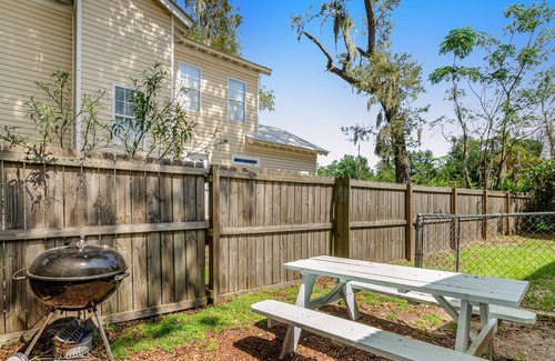 Thunderbolt House | Comfortable dog-friendly escape near town with fast WiFi, central AC & W/D